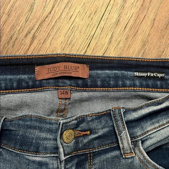 JUDY BLUE skinny fit capri, size 14W - Picture 2 of 4